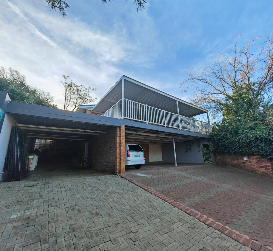 6 Bedroom Property for Sale in Heuwelsig Free State